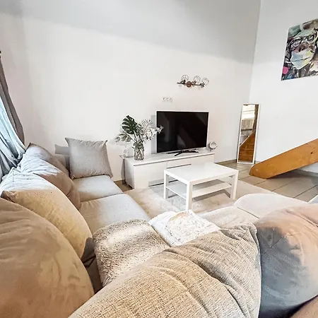 Detente Voisine Du Domaine Royal *